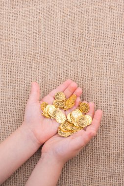 Elinde bir sürü sahte altın para var.
