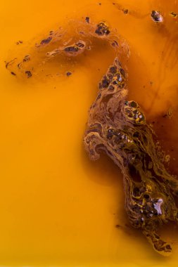 Kahve sıcak suda yavaşça erir.