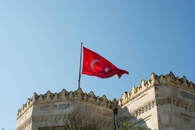 Türk ulusal bayrağı açık havada bir direğe asılı