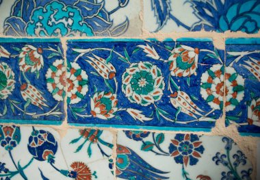 Eski Osmanlı zaman el yapımı Türk çini çiçek desenleri ile