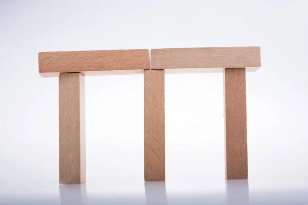 Bloques Madera Domino Una Línea Sobre Fondo Blanco — Foto de Stock