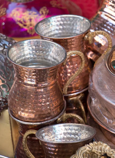 Eski Osmanlı tarzında yapılmış metal kupalar.