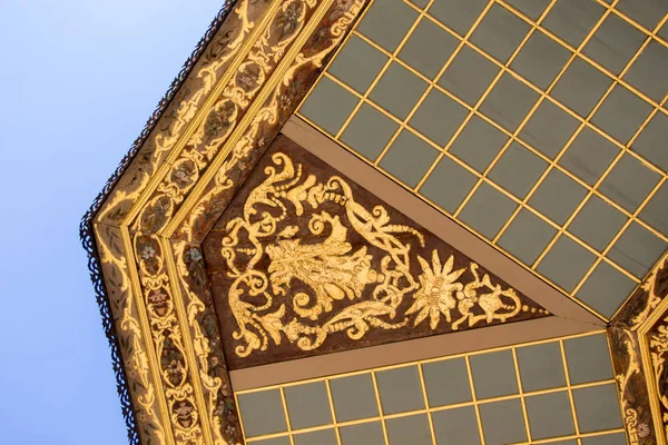 Osmanlı zamanının çiçek desenli örneği