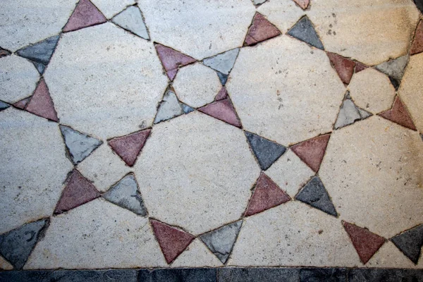 Yüzeylerinde geometrik desenler olan Osmanlı Türk sanatı