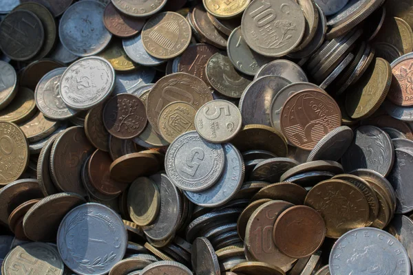 Çeşitli para birimlerinin eski metal para koleksiyonları