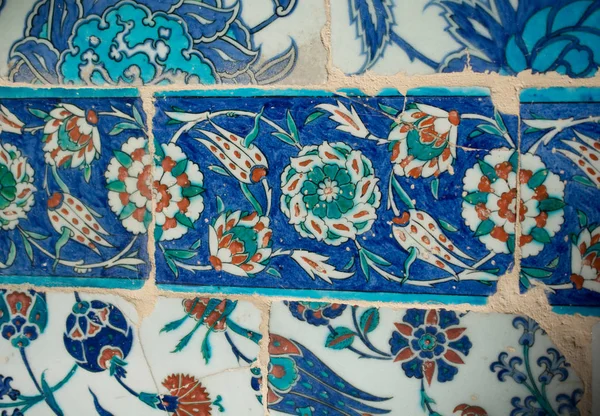 Eski Osmanlı zaman el yapımı Türk çini çiçek desenleri ile