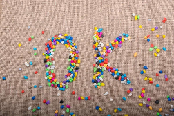 Renkli çakıl kelime tuval zemin üstünde Ok formu