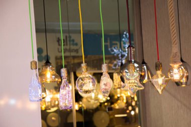 Dekoratif antika edison tarzı iplik ampulleri asılıydı.