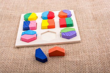 Mantık bulmacasının renkli ahşap parçaları