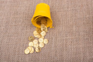 Kova ve sahte altın tuval üzerine bol