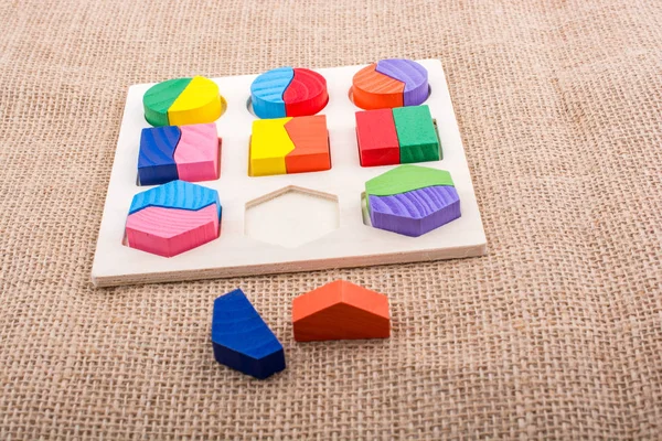 Mantık bulmacasının renkli ahşap parçaları