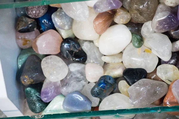 Belli bir tipte doğal mineral değerli taşlar.