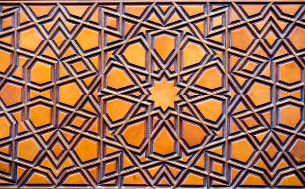 Yüzeylerinde geometrik desenler olan Osmanlı Türk sanatı