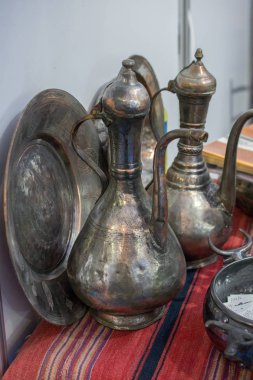 Görünüşte çok eski tarz metal ewer su kavanozu