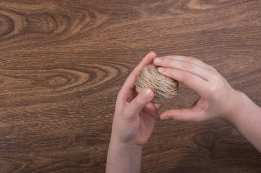 Kahverengi zemin üzerinde elinde kahverengi dizenin biriktirme