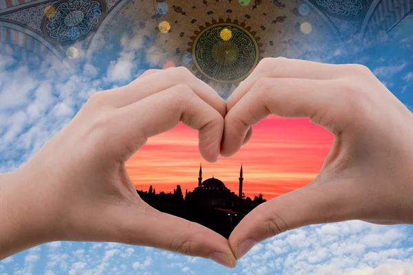 Islamic Mosque View Seen Heart Shaped Hand — Stock Photo, Image