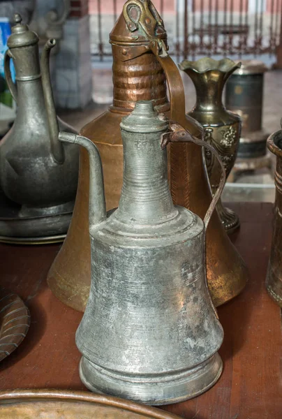 Görünüşte çok eski tarz metal ewer su kavanozu