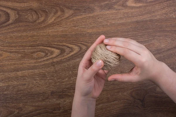 Kahverengi zemin üzerinde elinde kahverengi dizenin biriktirme