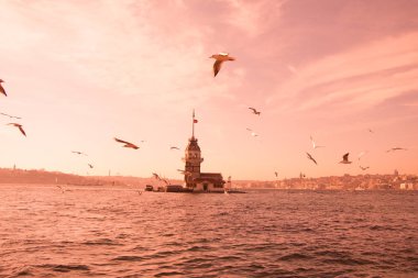 Boğaz 'ın ortasında bulunan Bakireler Kulesi