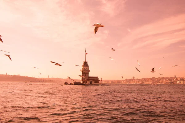 Boğaz 'ın ortasında bulunan Bakireler Kulesi