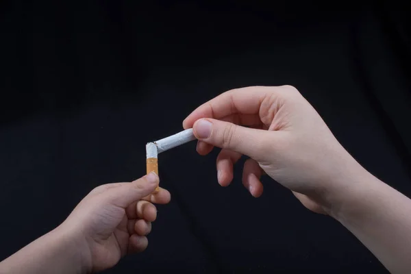 Hand Bryter Cigarett Svart Bakgrund — Stockfoto