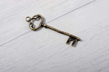 Ahşap dokuya yerleştirilmiş Retro stil dekoratif anahtar