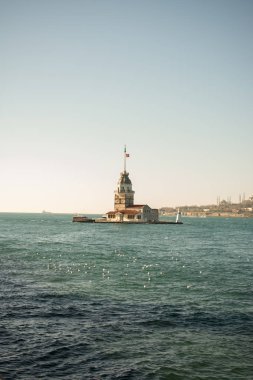 Boğaz 'ın ortasında bulunan Bakireler Kulesi