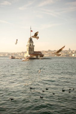 Boğaz 'ın ortasında bulunan Bakireler Kulesi