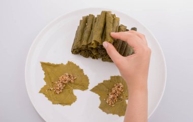 Türk usulü doldurulmuş üzüm yaprakları yapan eller