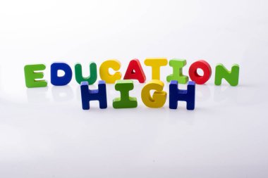 word yüksek eğitim renkli mektup blok ile yazılı