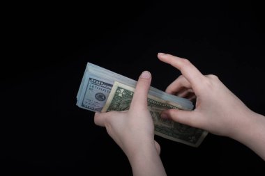 Beyaz arka planda el ele tutuşan Amerikan doları banknotları