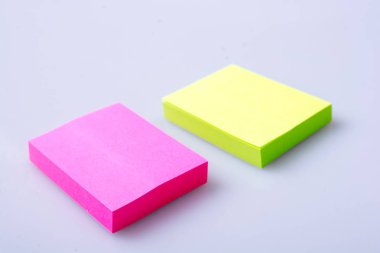 Not Etiket beyaz bir arka plan üzerinde not almak için mesaj