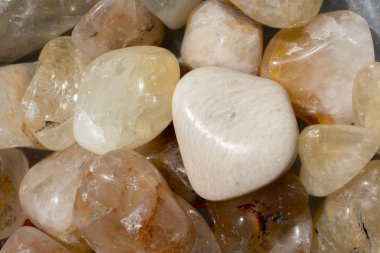 Mineral kaya jeodu olarak taştan taşlarla oynanmış.