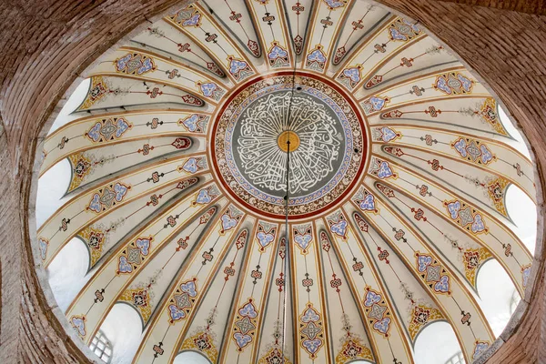 Εσωτερική Άποψη Του Τρούλου Στην Οθωμανική Αρχιτεκτονική Στην Κωνσταντινούπολη Τουρκία — Φωτογραφία Αρχείου