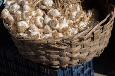 Pazar yerinde bir demet sarımsak soğanı.