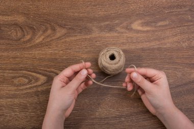 Kahverengi zemin üzerinde elinde kahverengi dizenin biriktirme