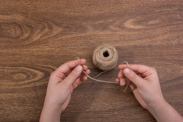 Kahverengi zemin üzerinde elinde kahverengi dizenin biriktirme