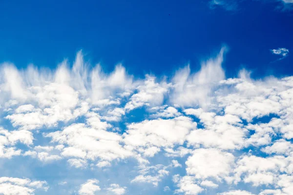 Nuvole Bianche Sono Sullo Sfondo Del Cielo Blu — Foto Stock