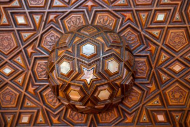 Osmanlı sanatı İnci kaküllerin Anası örneğidir