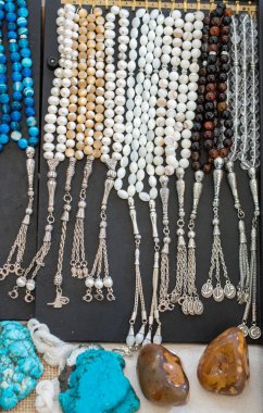 Çeşitli renk ve yarı değerli taşlar, dua eden boncuk ayarla