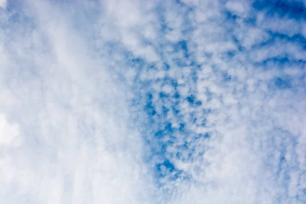 Bílá Barva Mraky Pozadí Modré Oblohy — Stock fotografie
