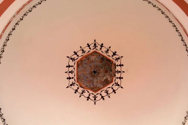 トルコのイスタンブールにあるオスマン帝国建築のドームの内部ビュー — ストック写真
