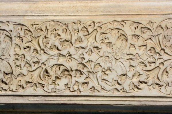 Osmanlı mermeri, çiçek desenli oyma sanat eserleri