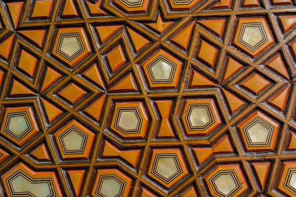 Osmanlı sanatı İnci kaküllerin Anası örneğidir