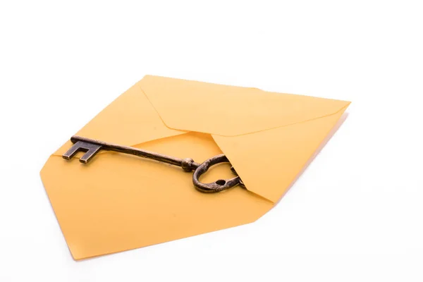 Chave Colocada Envelope Amarelo — Fotografia de Stock