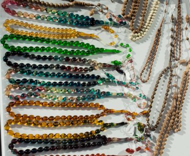 Çeşitli renkte tespih seti