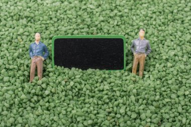 İnsan ve hakları kurulu kum üzerinde küçük heykelcik