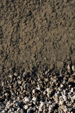 Arkaplan dokusu küçük çakıl taşlarıyla dolu.