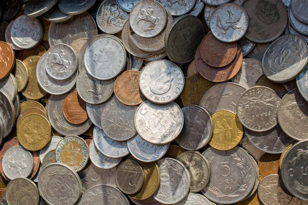 各种货币的旧金属硬币收藏品 — 图库照片