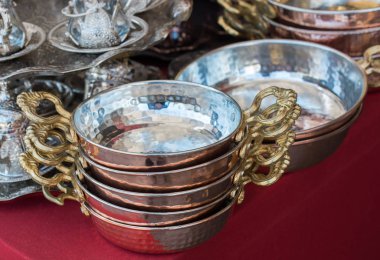 Yeni metal tavalar yemek takımı olarak